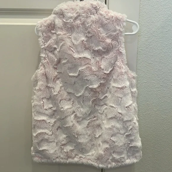 Girls. The North Face zip up furry vest 5T - Picture 3 of 4